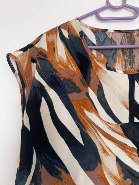 Patterned top - Size Medium
