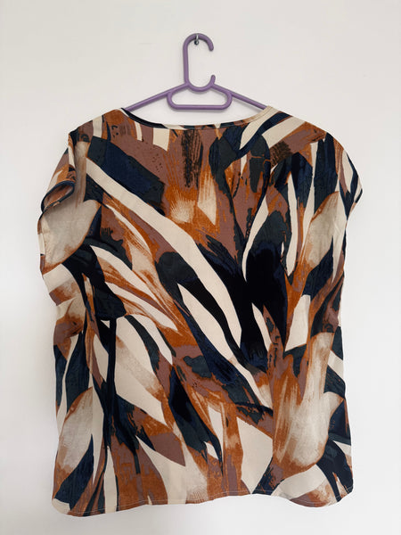 Patterned top - Size Medium