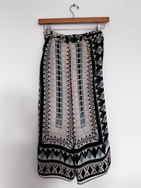 Patterned capri pants - Size 8