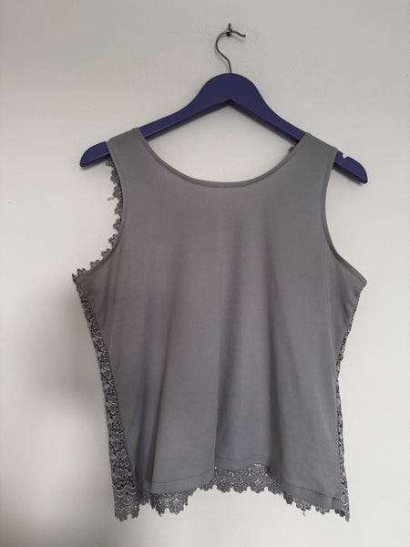Grey thick lace top - Size M/L