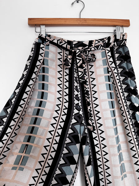 Patterned capri pants - Size 8