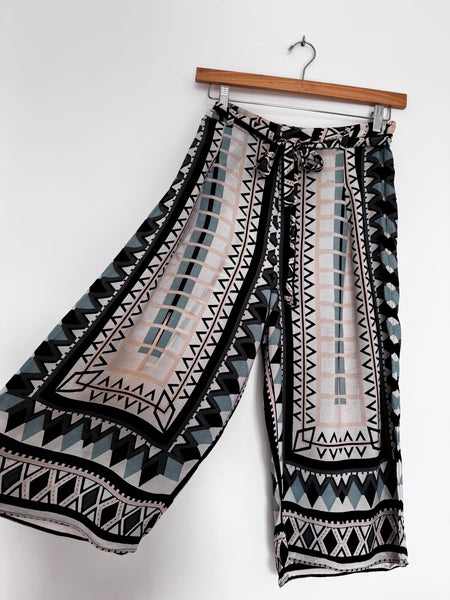 Patterned capri pants - Size 8