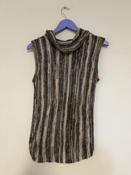 Sleeveless textured top - Size Medium